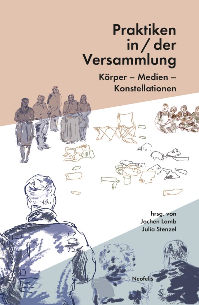 Das Bild zeigt das Cover des Sammelband "Praktiken in/der Versammlung, Körper - Medien - Konstellationen". Es ist in Sandfarbe, weiß und gräulich-blau von links nach rechts gestreift angeordnet. Darüber sind angedeutete gezeichnete Figuren, sowie Flaschen und Müll die in Gruppen sitzen oder stehen.