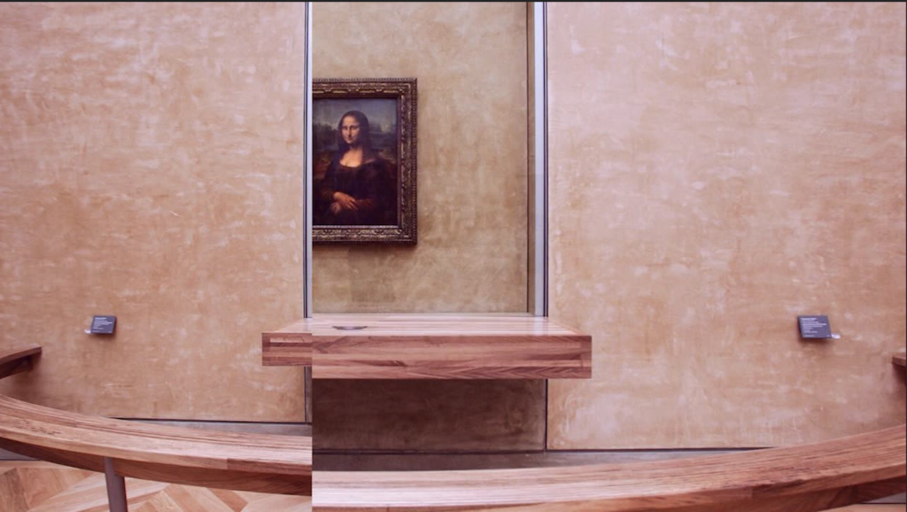 Das Bild zeigt das Gemälde der Monalisa und die dafür installierte Absperrung sowie die Texttafeln daneben. Die Wand ist beige und in der Mitte gibt es eine bildliche collagierte Verschiebung, so als wären zwei Bilder der Monalisa übereinander gelegt.
