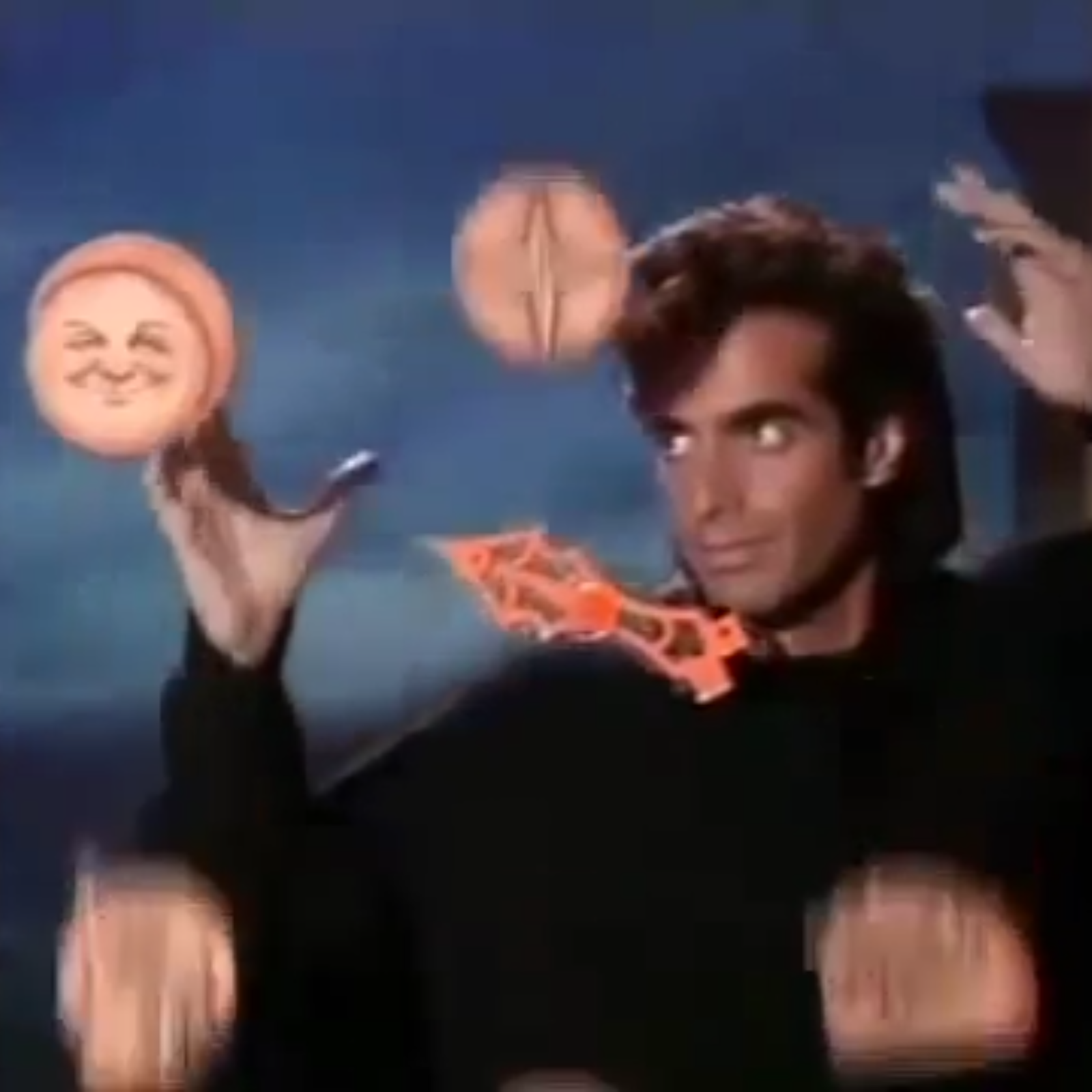 Das Bild zeigt einen Filmstill von "Sweaty Transition" mit blauen, beigen und schwarzen Farbtönen. Es zeigt einen berühmten Zauberkünstler David Copperfield der vor einer Glasscheibe, mit erhobenen Armen steht. Auf der Glasscheibe sind runde, beige Symbole und ein roter Pfeil der zu dem Symbol des Mondes zeigt. Seine Augen schauen ebenfalls zum Mond. Hinter den Zauberkünstler ist ein blauer Himmel.