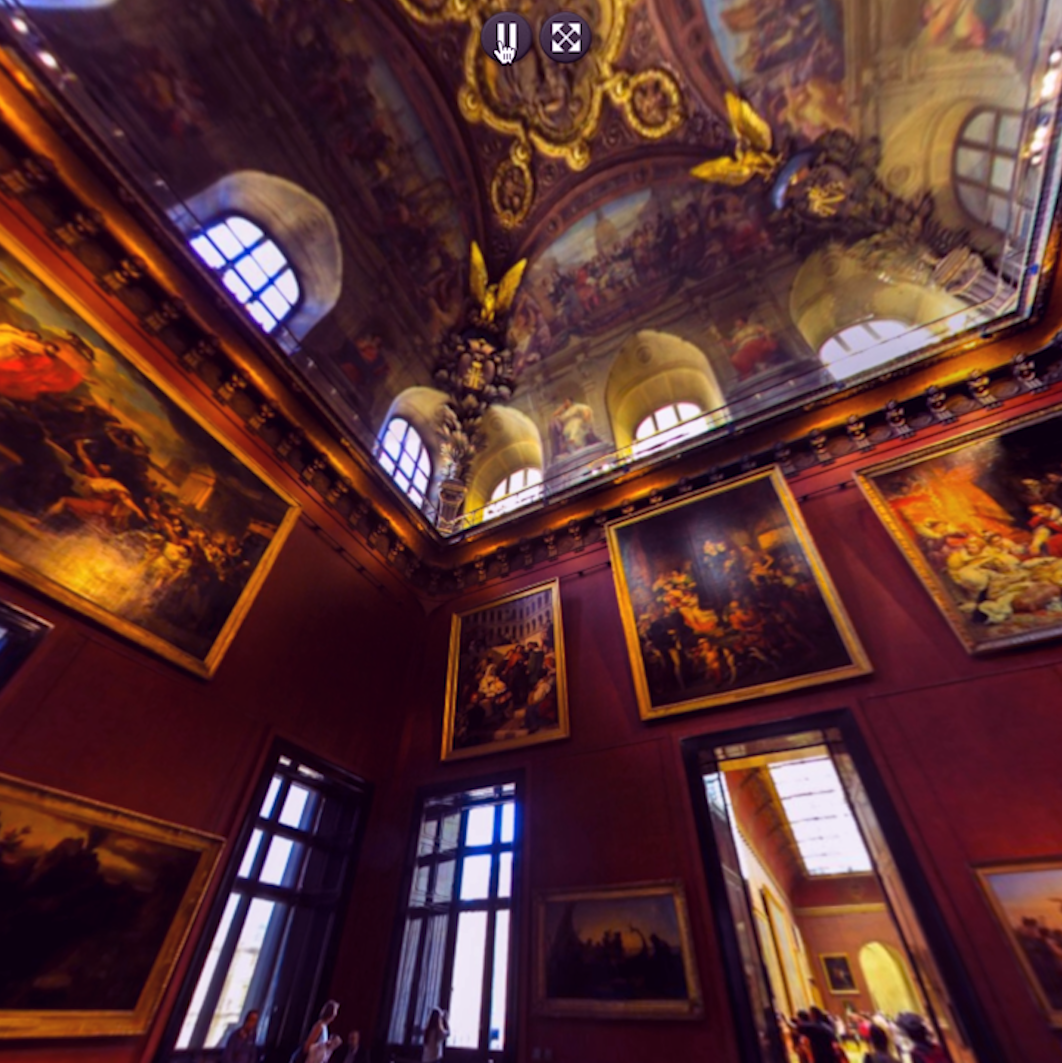 Das Bild zeigt einen Filmstill von "Wem gehört das Museum?" mit roten und goldenen Farben. Es zeigt einen Museumsinnenraum aus der Froschperspektive. Am unteren Rand sind Besucher*innen und darüber nicht deutlich erkennbare Bilder mit prunkvollen Rahmen und eine bemalter Decke abgebildet.